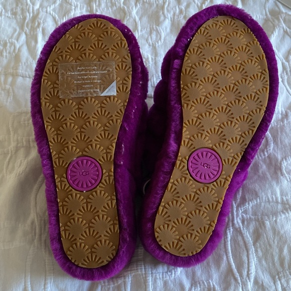 UGG Slippers - Picture 3 of 4